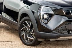 2025 Mahindra XUV3XO AX5L Stealth Black