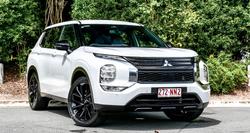 2023 Mitsubishi Outlander LS Black Edition