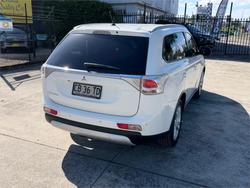 2014 MITSUBISHI OUTLANDER ES (4x4) ZJ MY14 WHITE