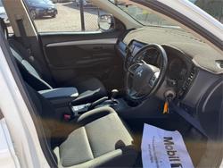 2014 MITSUBISHI OUTLANDER ES (4x4) ZJ MY14 WHITE