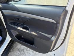 2014 MITSUBISHI OUTLANDER ES (4x4) ZJ MY14 WHITE