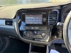 2014 MITSUBISHI OUTLANDER ES (4x4) ZJ MY14 WHITE