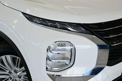 2024 Mitsubishi Outlander ES