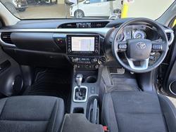2023 Toyota Hilux SR5 (4x4)