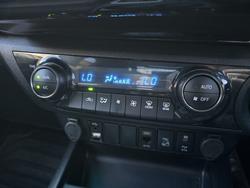 2023 Toyota Hilux SR5 (4x4)