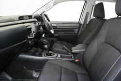 2025 Toyota Hilux SR