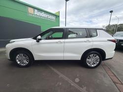 2023 Mitsubishi Outlander ES