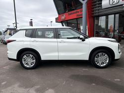 2023 Mitsubishi Outlander ES