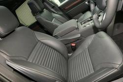 2025 Land Rover Discovery D350 Dynamic SE Series 5 MY25 4X4 Santorini Black