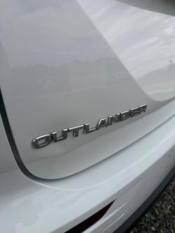 2022 Mitsubishi Outlander ES