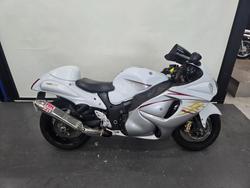 Suzuki GSX1300RA (hayabusa)