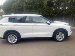 2023 Mitsubishi Outlander ES