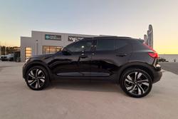 2022 Volvo XC40 Ultimate B5 Dark