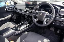 2025 Mitsubishi Outlander ES
