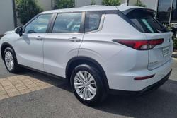 2024 Mitsubishi Outlander ES