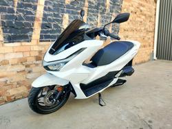 2025 HONDA PCX 125 SCOOTER WHITE