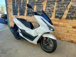 2025 HONDA PCX 125 SCOOTER WHITE