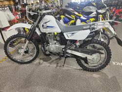 2025 SUZUKI TROJAN (DR200SE) FARM WHITE