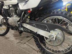 2025 SUZUKI TROJAN (DR200SE) FARM WHITE