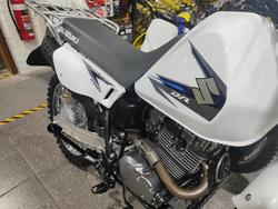 2025 SUZUKI TROJAN (DR200SE) FARM WHITE