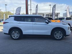 2022 Mitsubishi Outlander LS