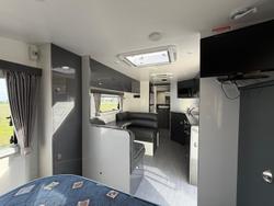 2018 Roma Elegance White 21'6