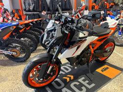 2026 KTM 990 Duke R Duke Orange