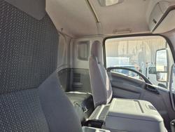 2010 Isuzu Trucks FRR600 6 Ton Van and Lift