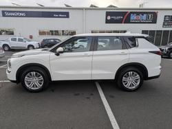 2023 Mitsubishi Outlander ES