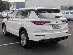 2023 Mitsubishi Outlander ES