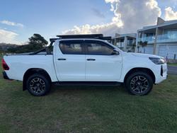 2025 Toyota Hilux SR5 48V