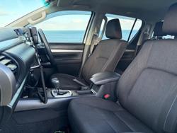 2025 Toyota Hilux SR5 48V