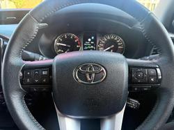 2025 Toyota Hilux SR5 48V