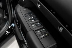 2025 Land Rover Defender 130 D350 X-Dynamic SE
