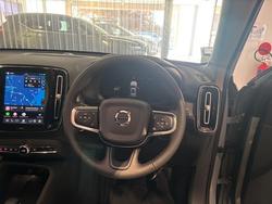 2025 VOLVO XC40