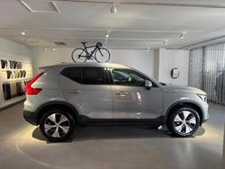 2025 VOLVO XC40