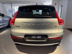 2025 VOLVO XC40