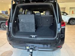 2024 Toyota LANDCRUISER LC300 3.3L V6 DSL Sahara 7 Seats