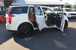 2019 Mahindra XUV500 W10