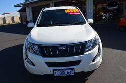 2019 Mahindra XUV500 W10