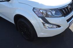 2019 Mahindra XUV500 W10