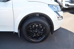 2019 Mahindra XUV500 W10