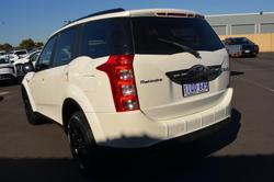 2019 Mahindra XUV500 W10