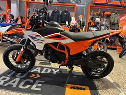2025 KTM 390 SMC R SMC Orange