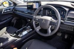 2025 Mitsubishi Outlander ES