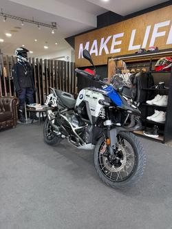 2026 BMW Motorrad R 1300 GS ADVENTURE TROPHY Racing Blue Metallic. (17-08)