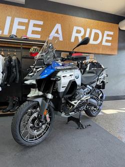 2026 BMW Motorrad R 1300 GS ADVENTURE TROPHY Racing Blue Metallic. (17-08)