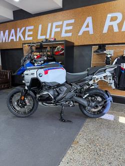 2026 BMW Motorrad R 1300 GS ADVENTURE TROPHY Racing Blue Metallic. (17-08)