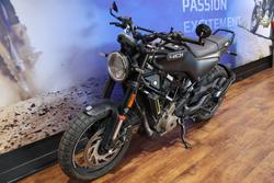 2022 Husqvarna SVARTPILEN 401 White