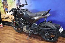 2022 Husqvarna SVARTPILEN 401 White